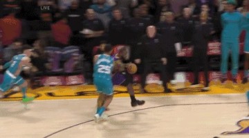 真人娱乐-不穿鞋极限传球功亏一篑 詹姆斯久坐在地黯然神伤