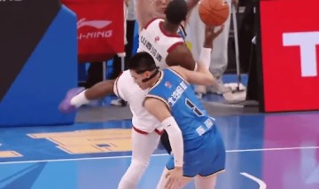 官方网站-陈盈骏防守中直接拉倒迪亚洛，随后奈特冲向前者进行理论