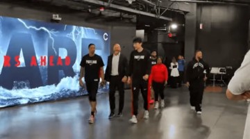 九游娱乐城-杨瀚森赛后与总经理克罗宁拥抱沟通，全程无翻译陪同