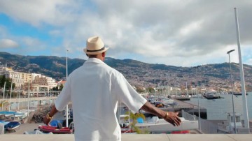 在线娱乐-挺带感！莱奥父亲为C罗创作歌曲庆生，歌名《CR7，独一无二》